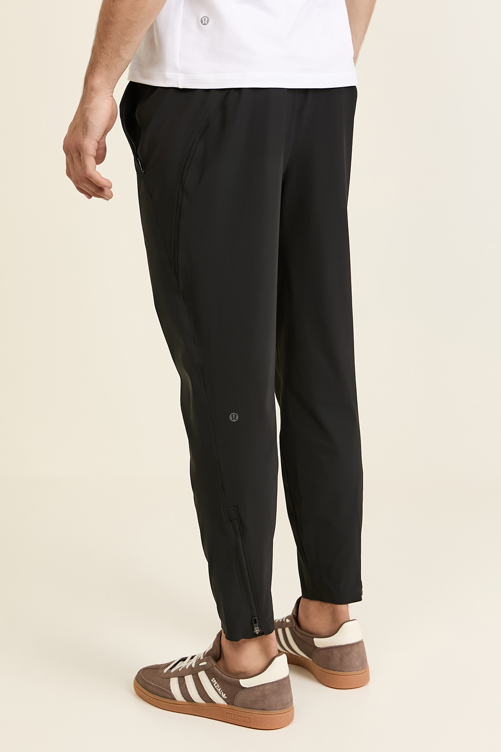 תמונת דוגמן אחורית של Pace Breaker Pant Shorter