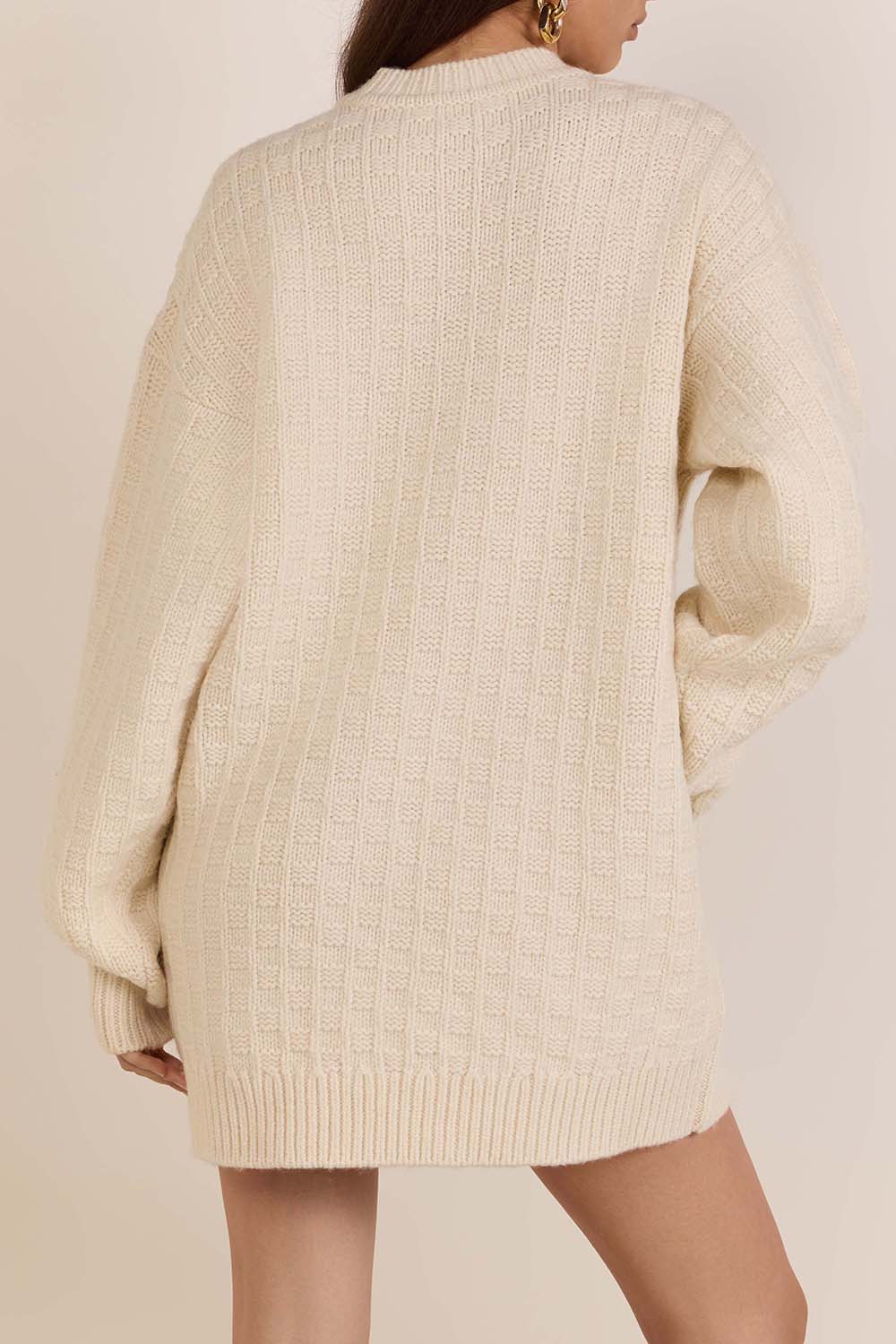 תמונת דוגמן אחורית של שמלת סריג מיני