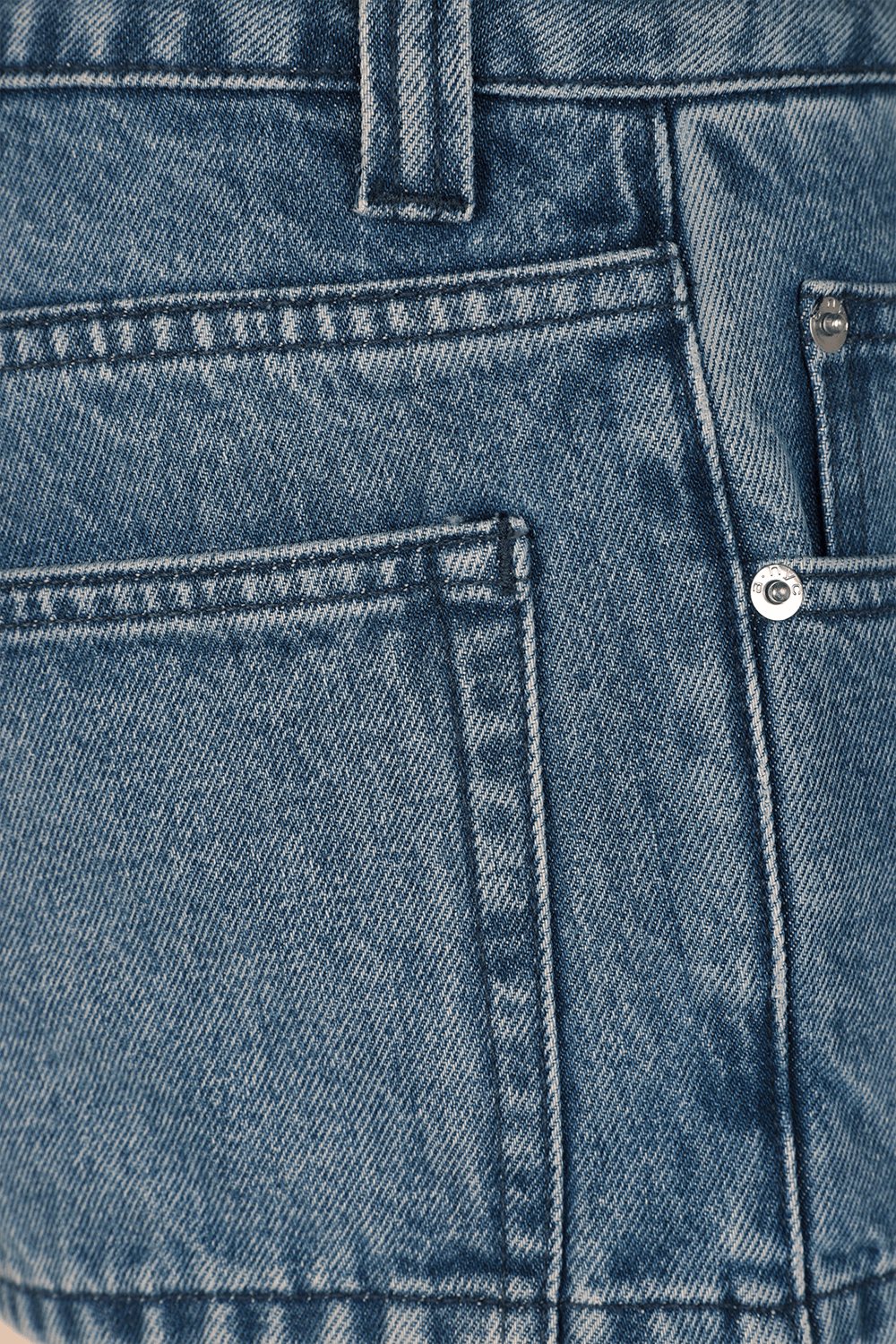 תמונה אחורית של חצאית-מכנס ג'ינס בגובה מיני