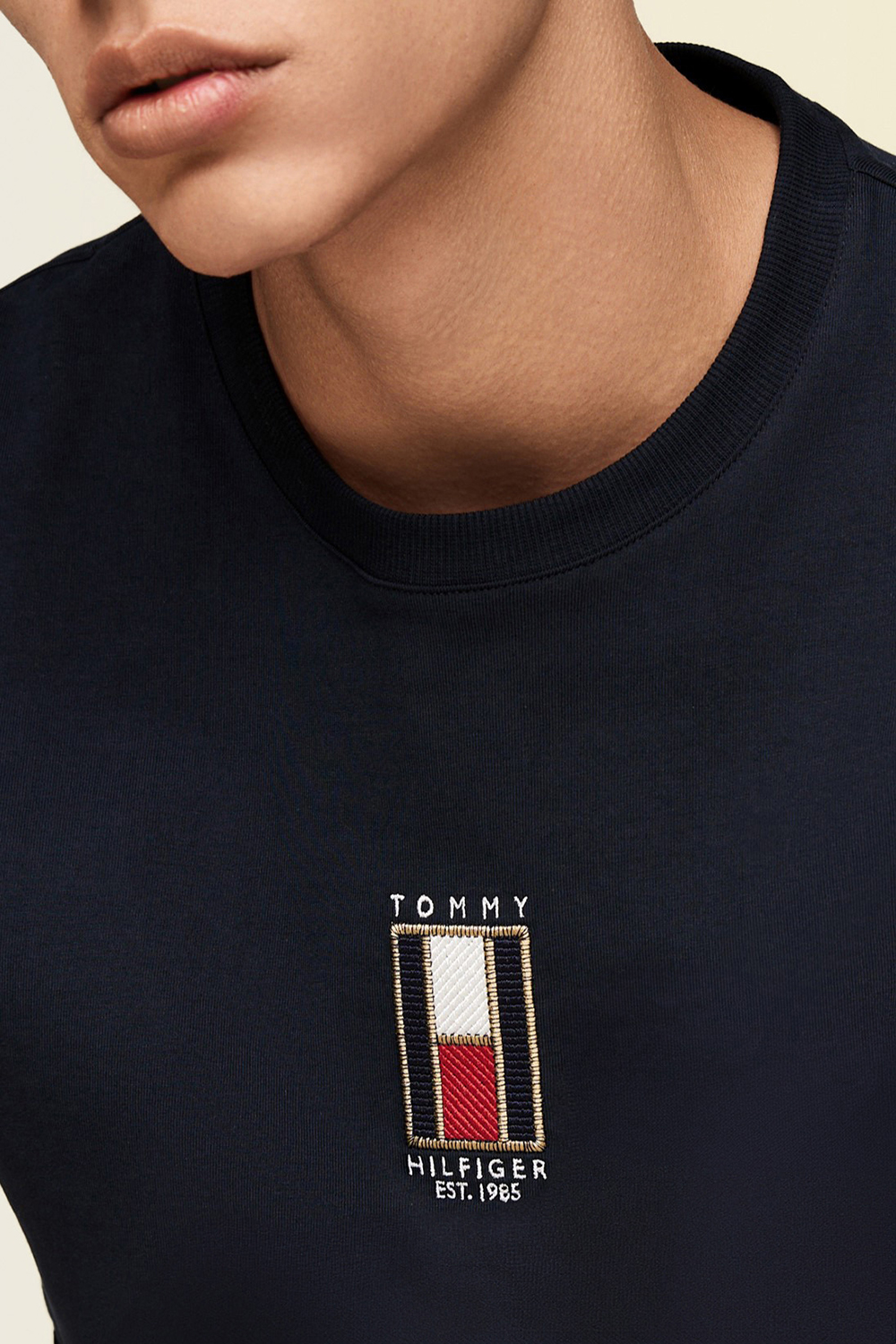 תמונת תקריב דוגמן של חולצת טי