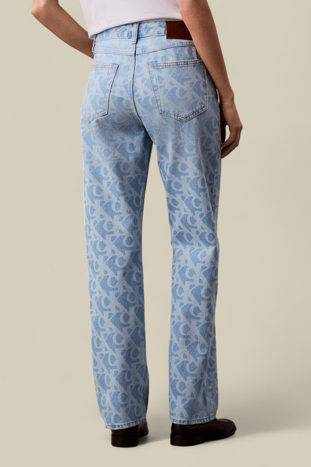 תמונת דוגמן אחורית של מכנסי ג'ינס בגזרה ישרה 90