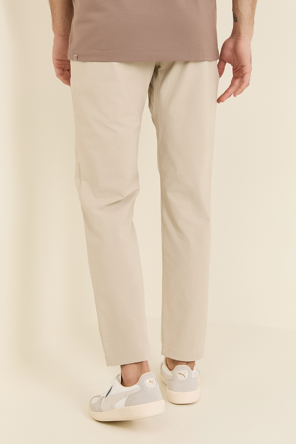 תמונת דוגמן אחורית של ABC Slim-Fit Trouser 32''L *VersaTwill