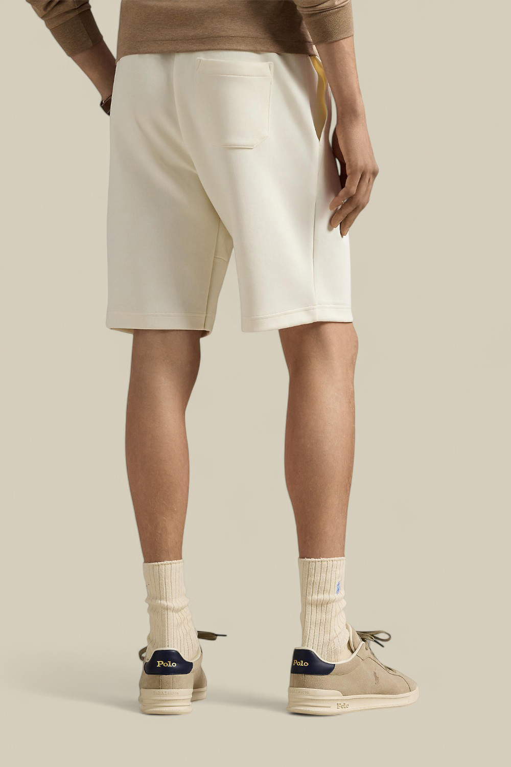 תמונת דוגמן אחורית של מכנסיים קצרים