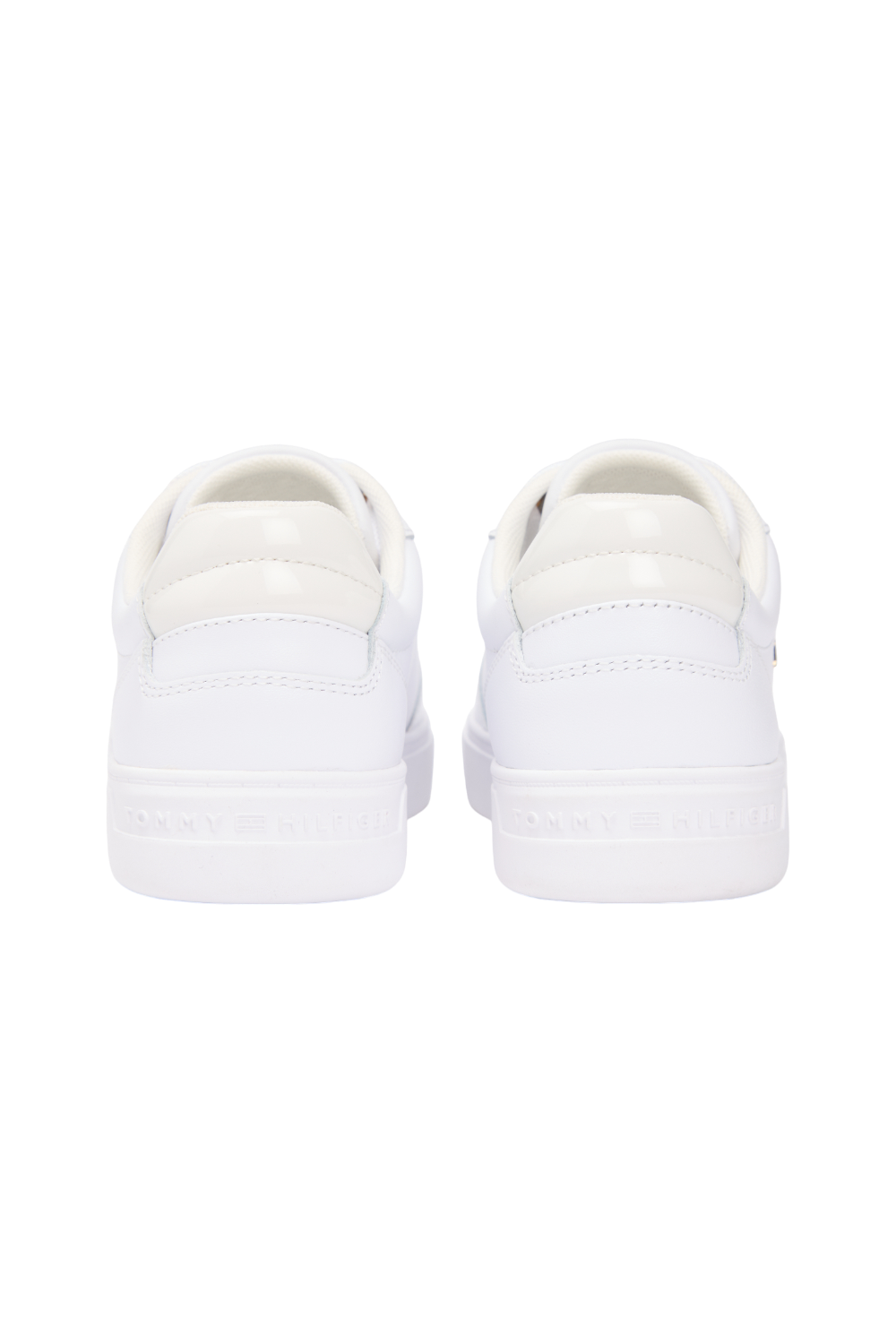 תמונת תקריב של נעלי סניקרס