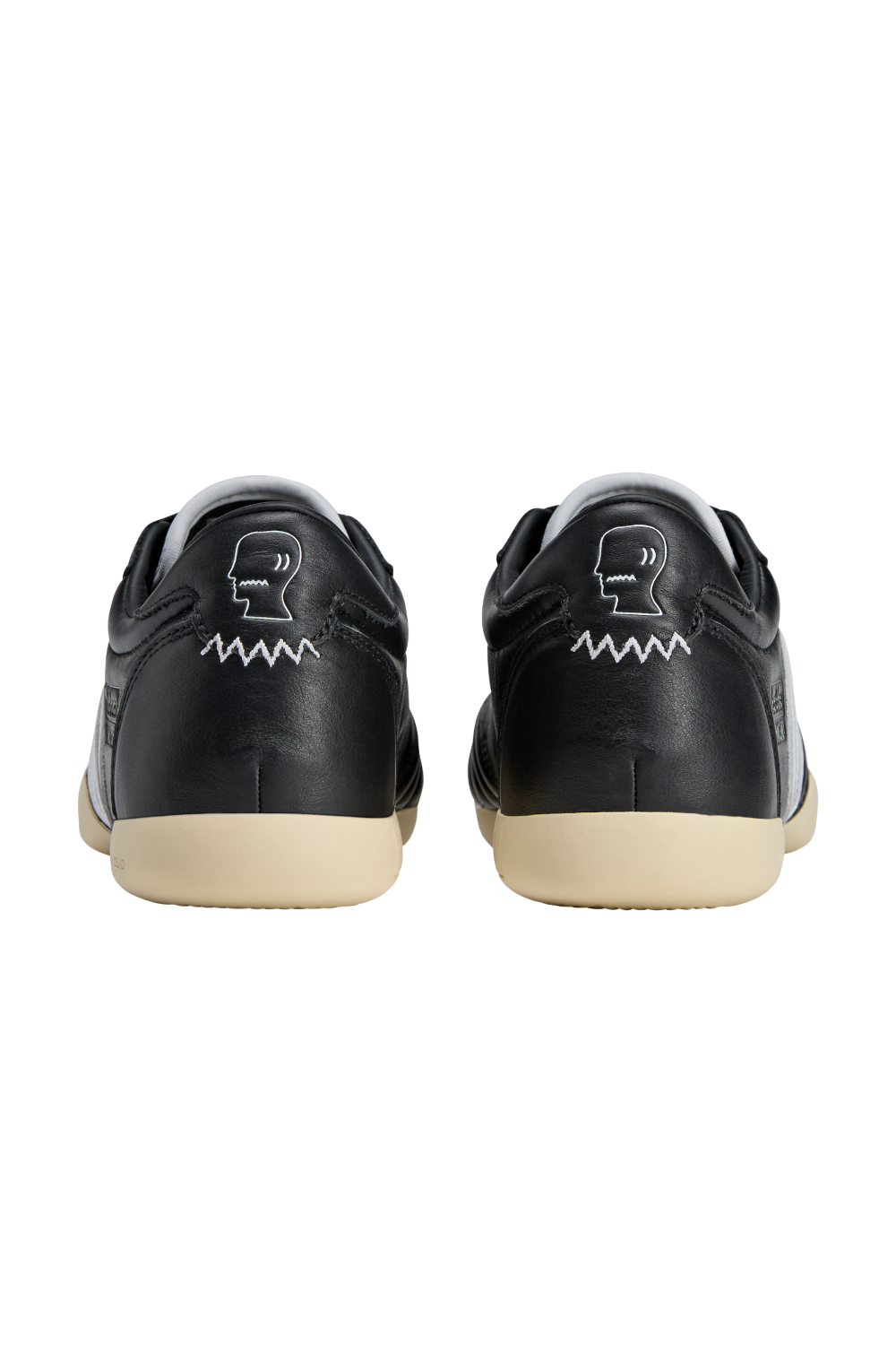 תמונת תקריב של אדידס X בריין-דד נעלי סניקרס טקוונדו