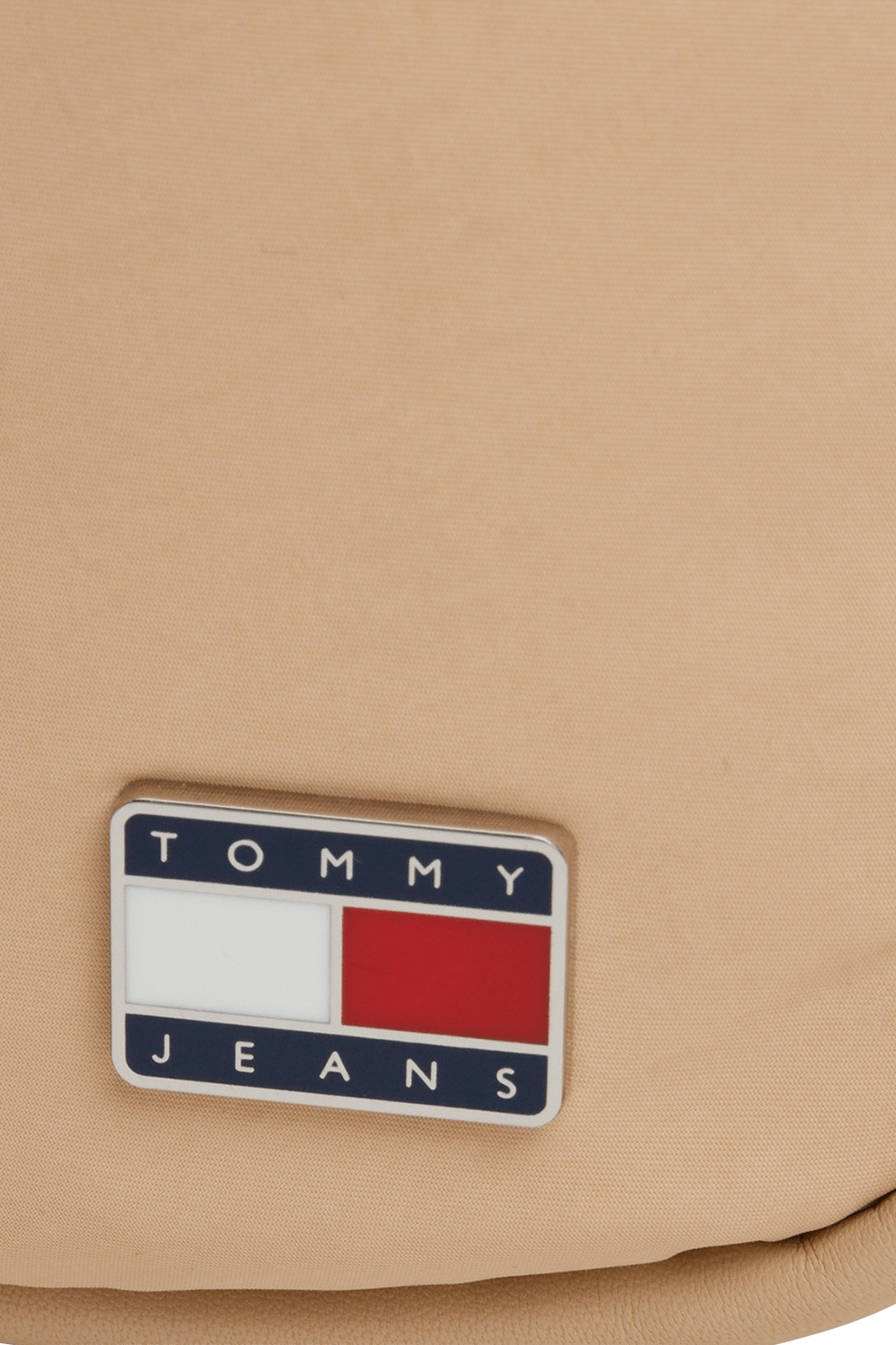 תמונת תקריב של תיק כתף מניילון ממוחזר