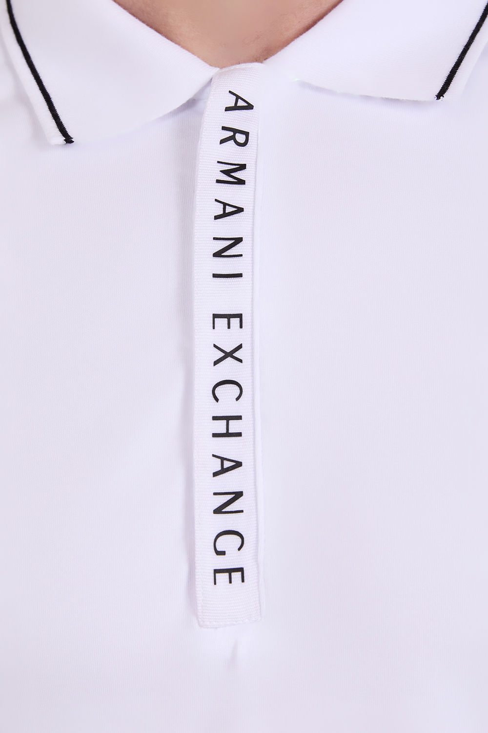 תמונת תקריב דוגמן של חולצת פולו