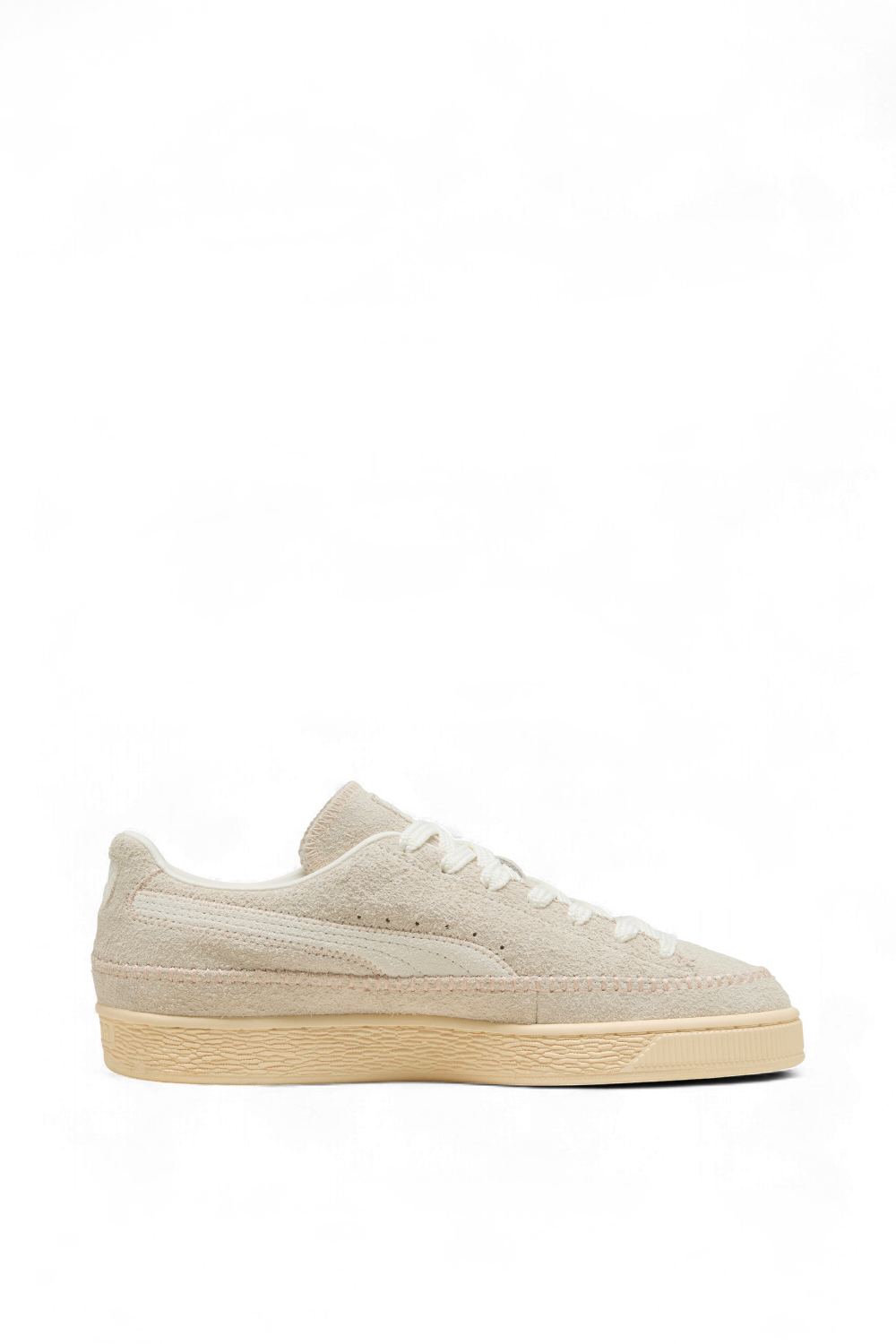 תמונה קידמית של נעלי סניקרס