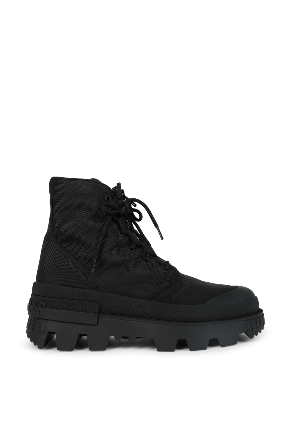 תמונה קידמית של מגפיים מקנבס עם שרוכים