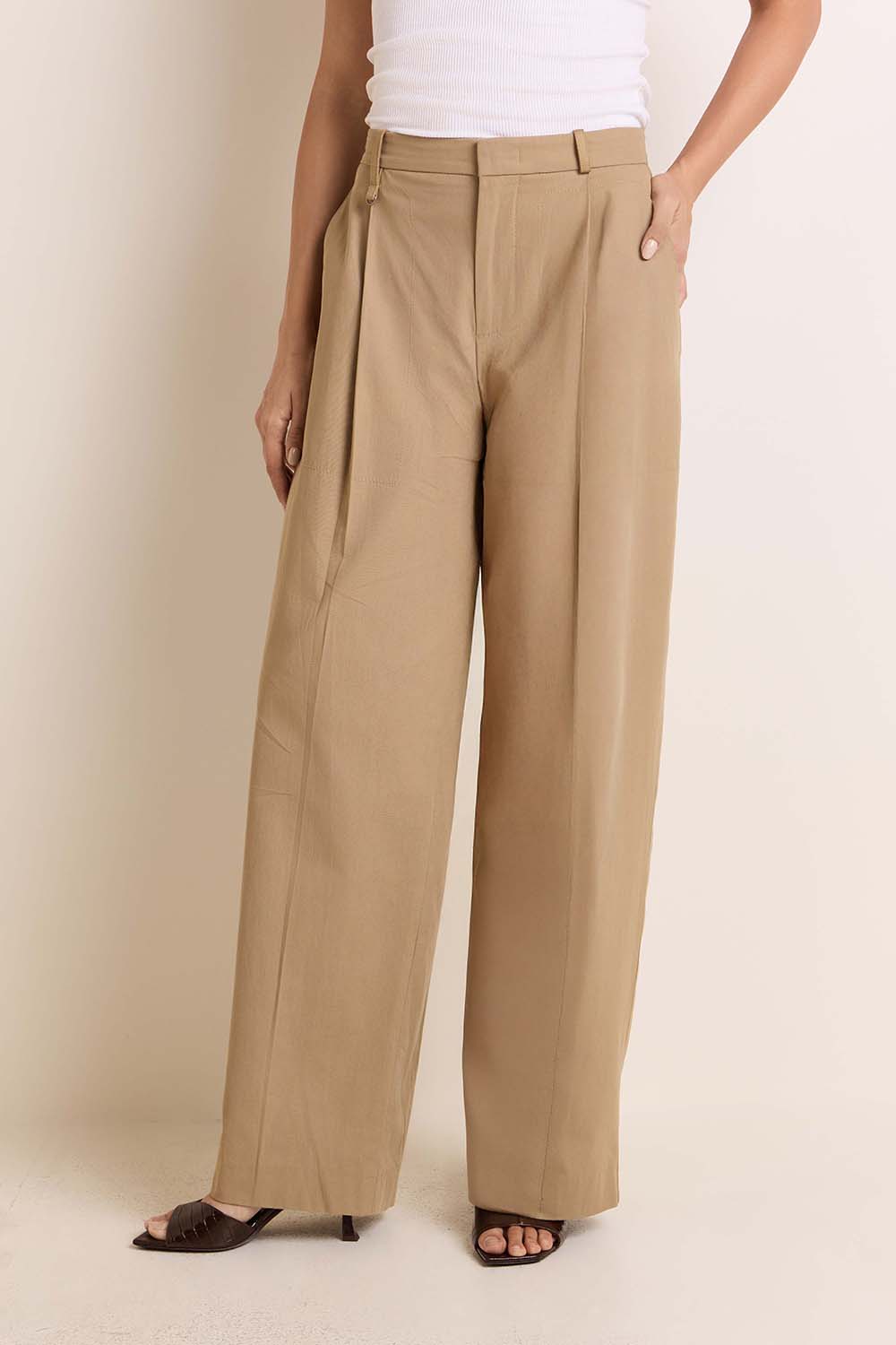 תמונת דוגמן קידמית של מכנסיים