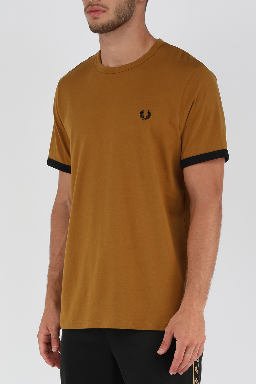 חולצת טי קאמל עם רקמת לוגו רינגר FRED PERRY