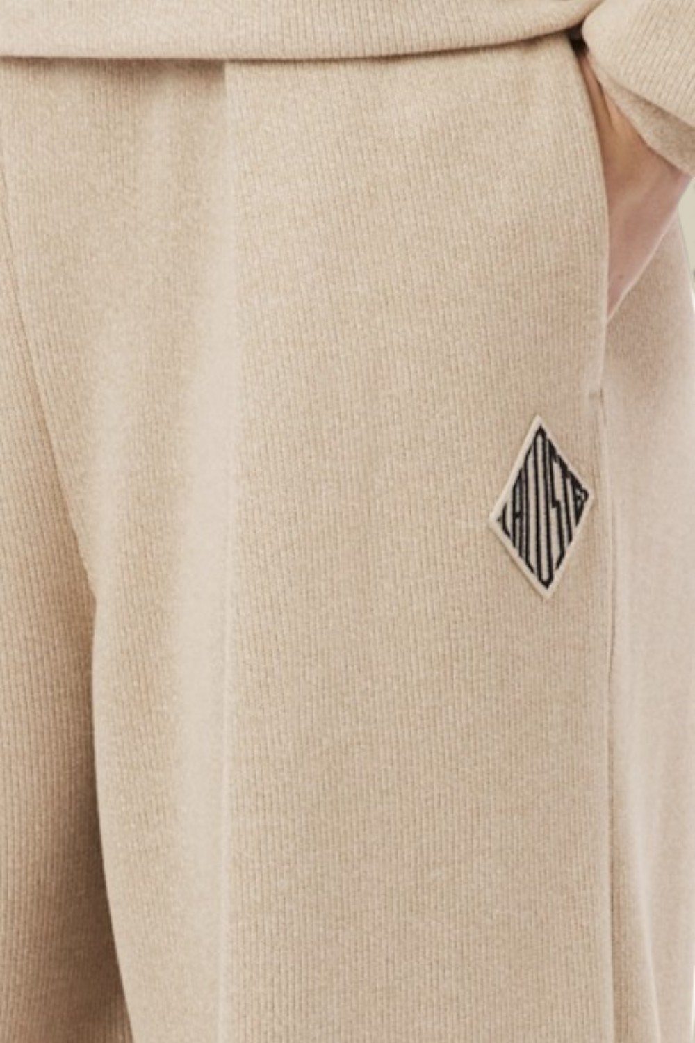 תמונת תקריב דוגמן של מכנסי ג'וגר רחבים PRE LINE