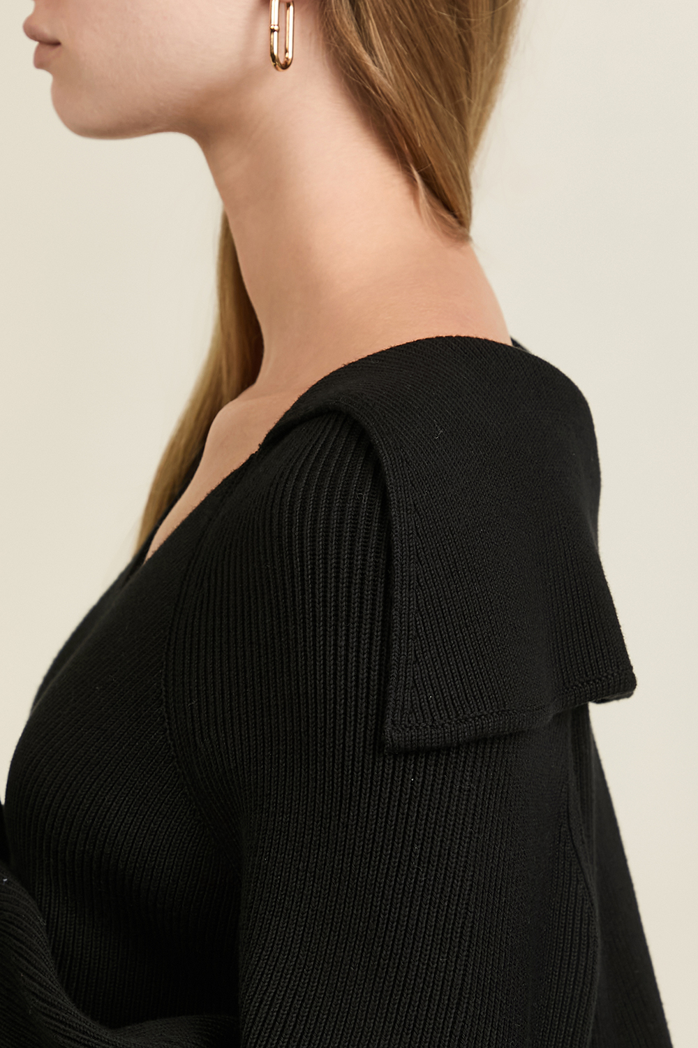 תמונת תקריב דוגמן של סווטשירט ריב