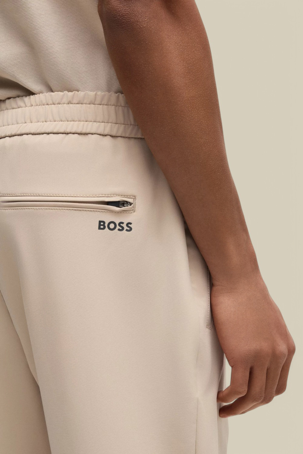 תמונת תקריב דוגמן של מכנסי ג'וג סלים פיט