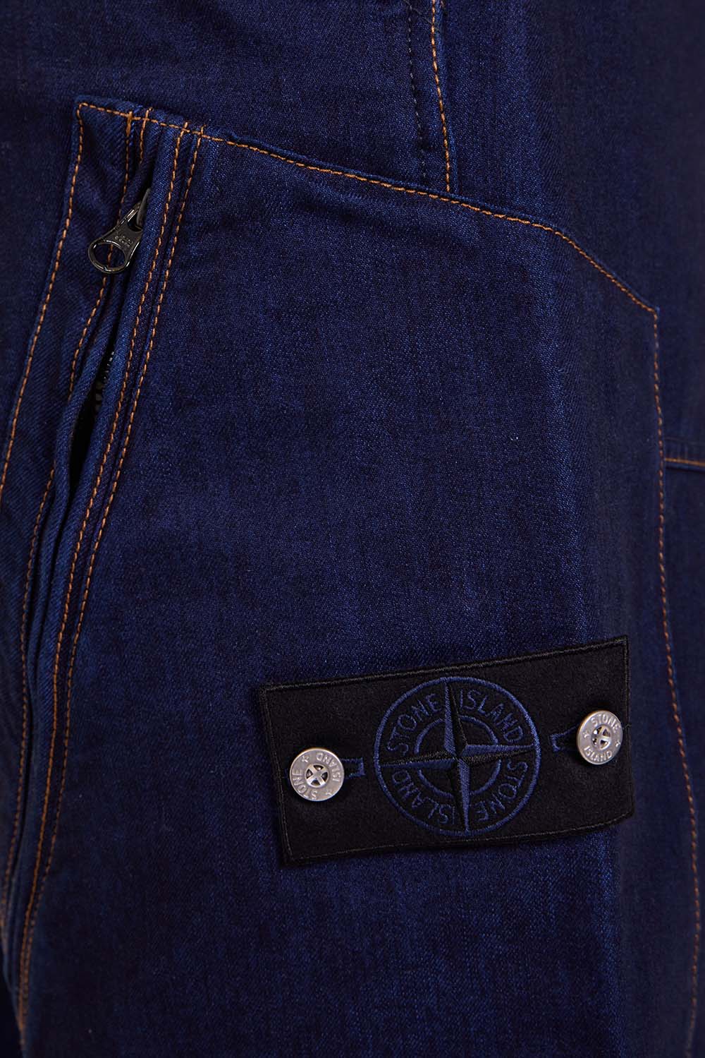 תמונת תקריב דוגמן של מכנסי קרגו במראה ג'ינס