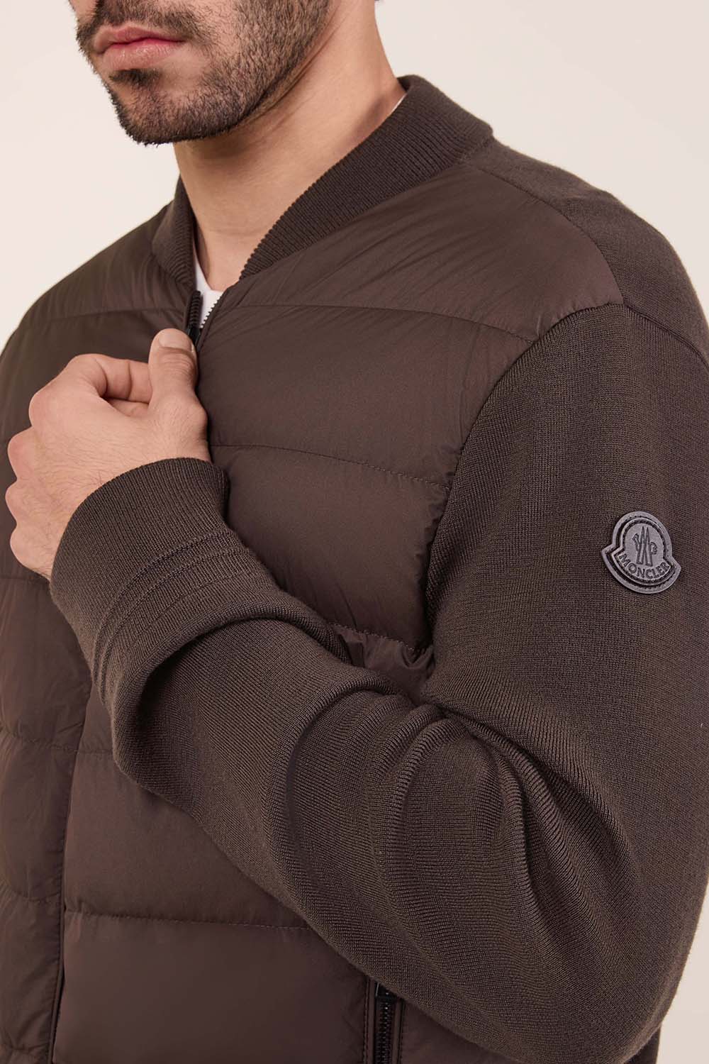 תמונת תקריב דוגמן של קרדיגן צמר