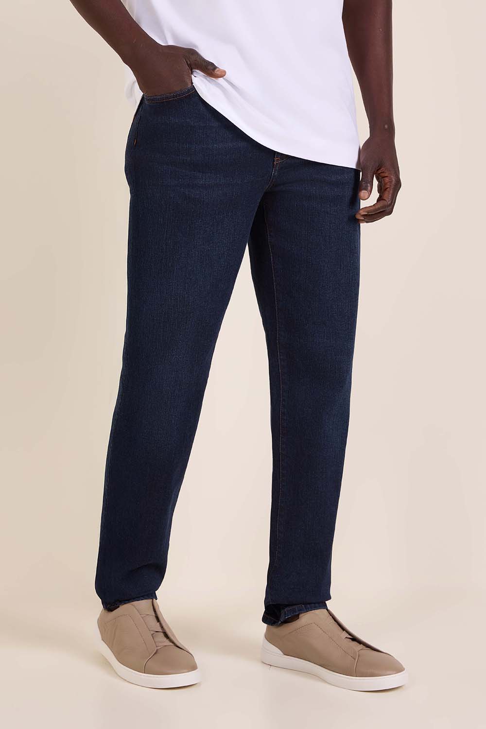 תמונת דוגמן קידמית של מכנסי ג'ינס סלים פיט