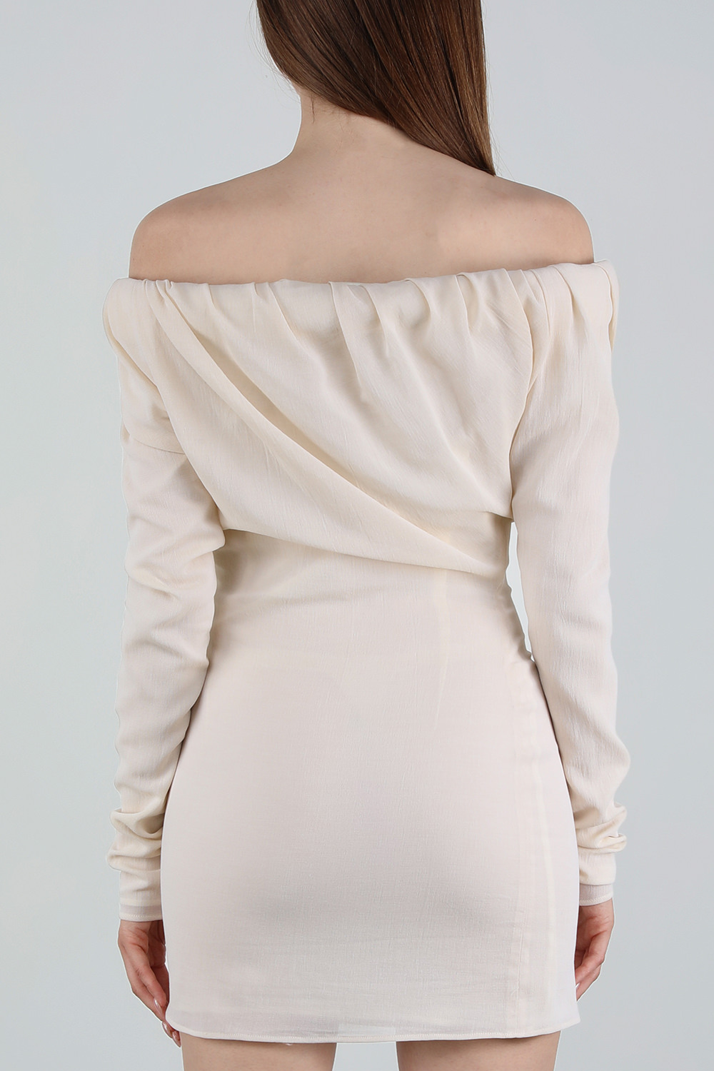 תמונת דוגמן אחורית של שמלת מיני אוף-שולדר מכותנה