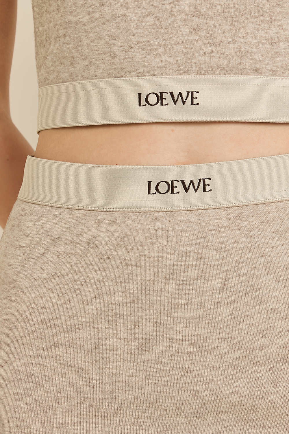 תמונת תקריב דוגמן של חצאית מקסי סריג