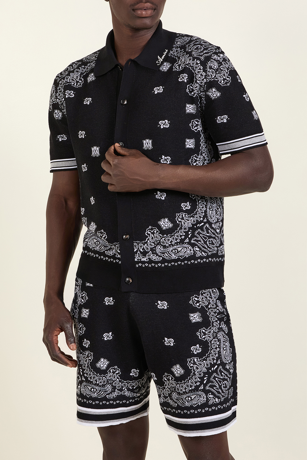 תמונת דוגמן קידמית של חולצת כפתורים