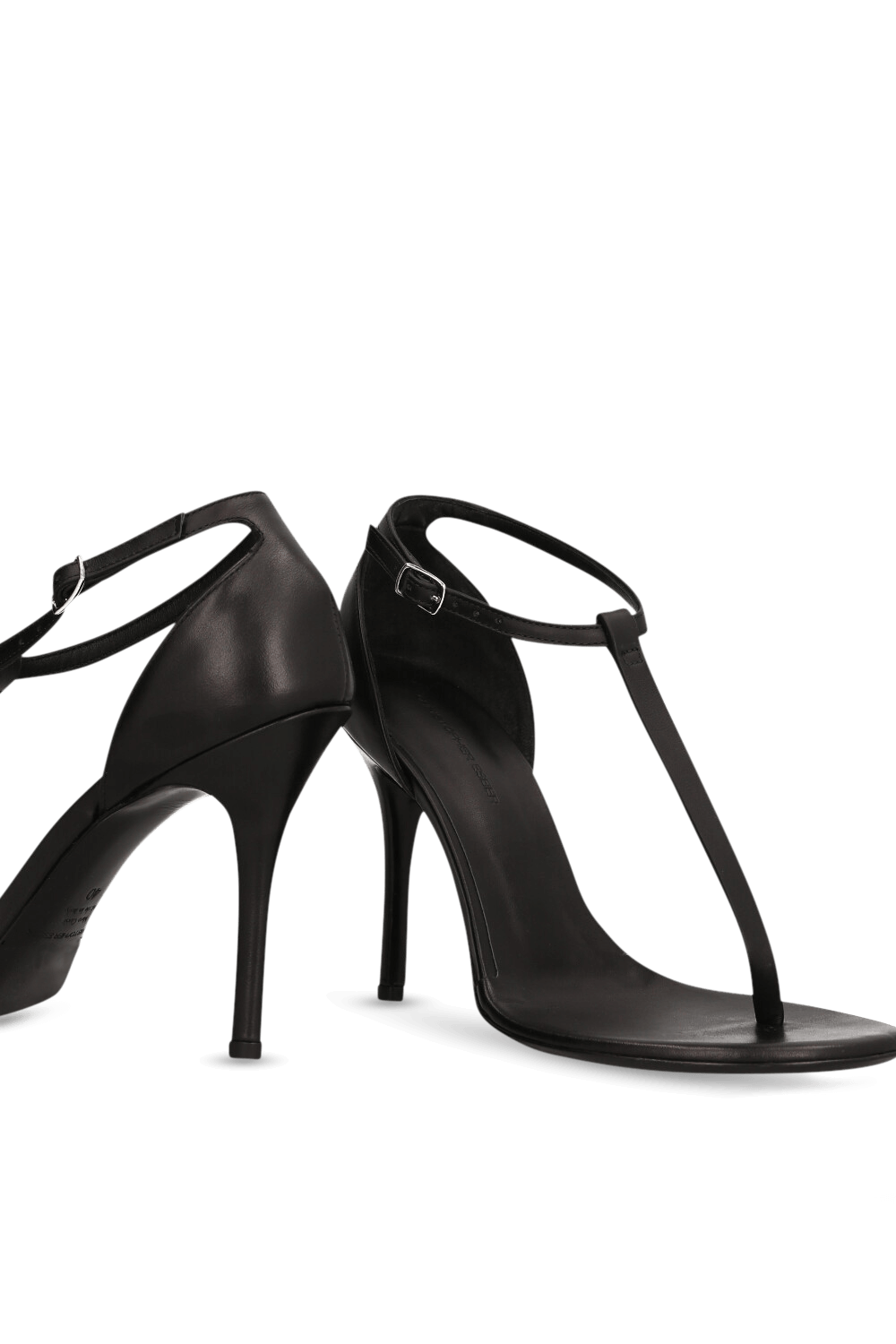 תמונת תקריב של סנדלי סטילטו