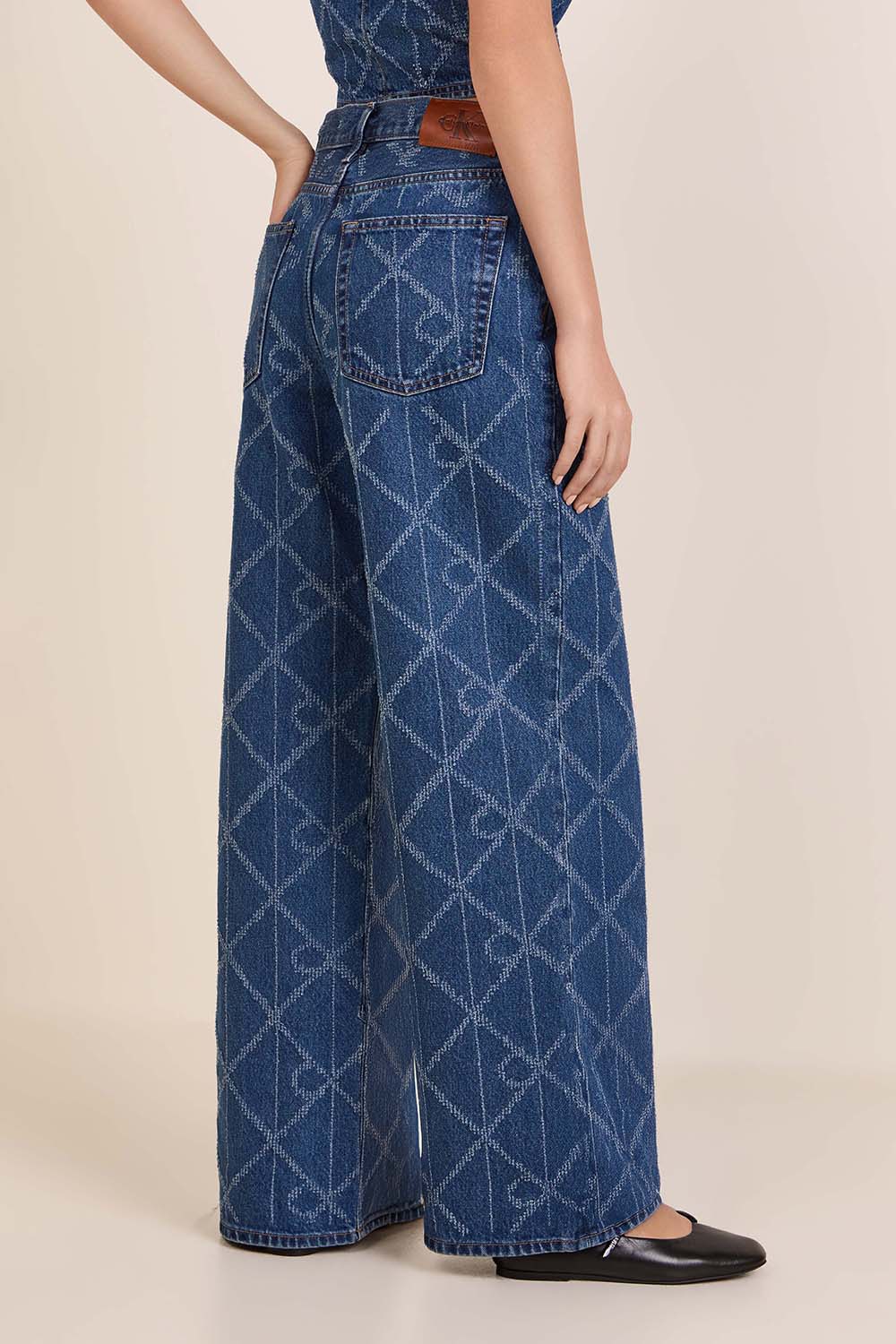 תמונת דוגמן אחורית של מכנסי ג'ינס בגזרה משוחררת