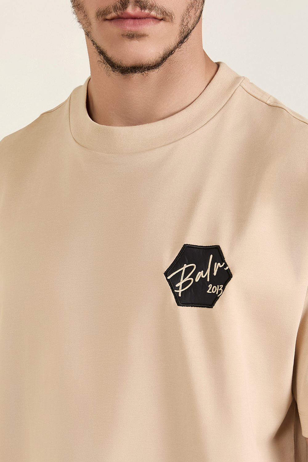 תמונת תקריב דוגמן של חולצת טי