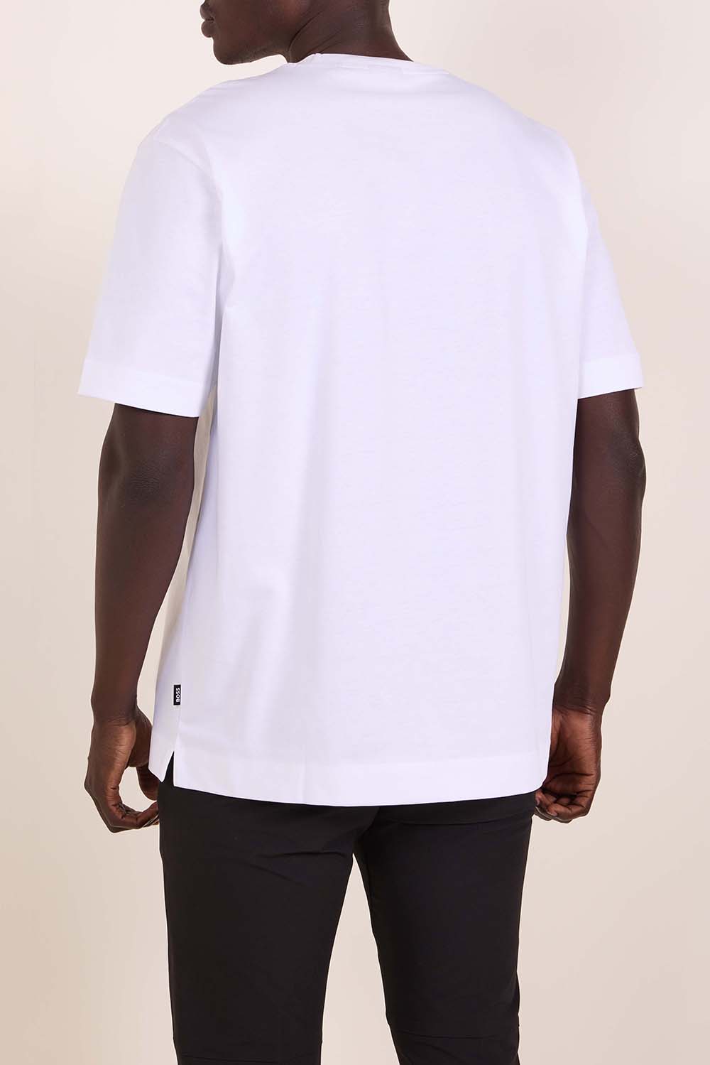 תמונת דוגמן אחורית של חולצת טי