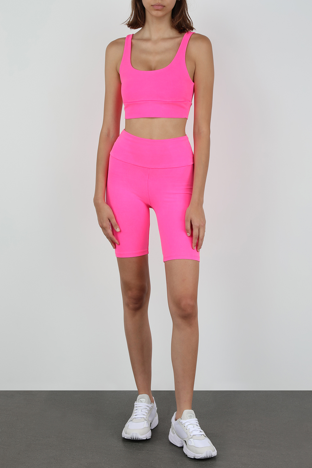 תמונת דוגמן קידמית של נעלי ספורט פלקון לבנות