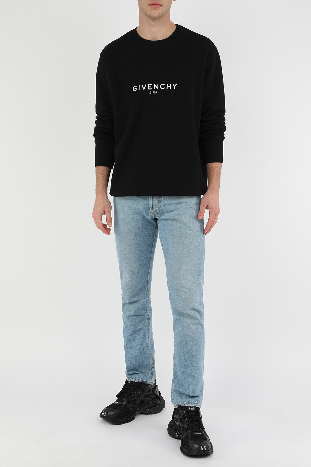 תמונת דוגמן קידמית של נעלי ספורט עם שילובי טקסטורות בגוון שחור