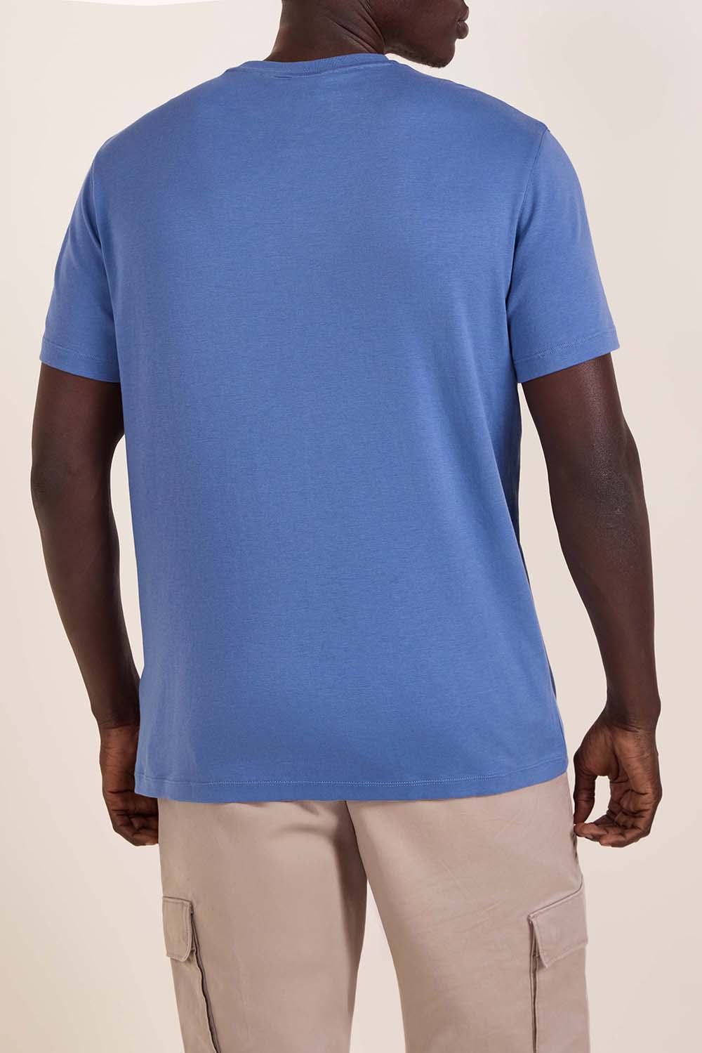 תמונת דוגמן אחורית של חולצת טי