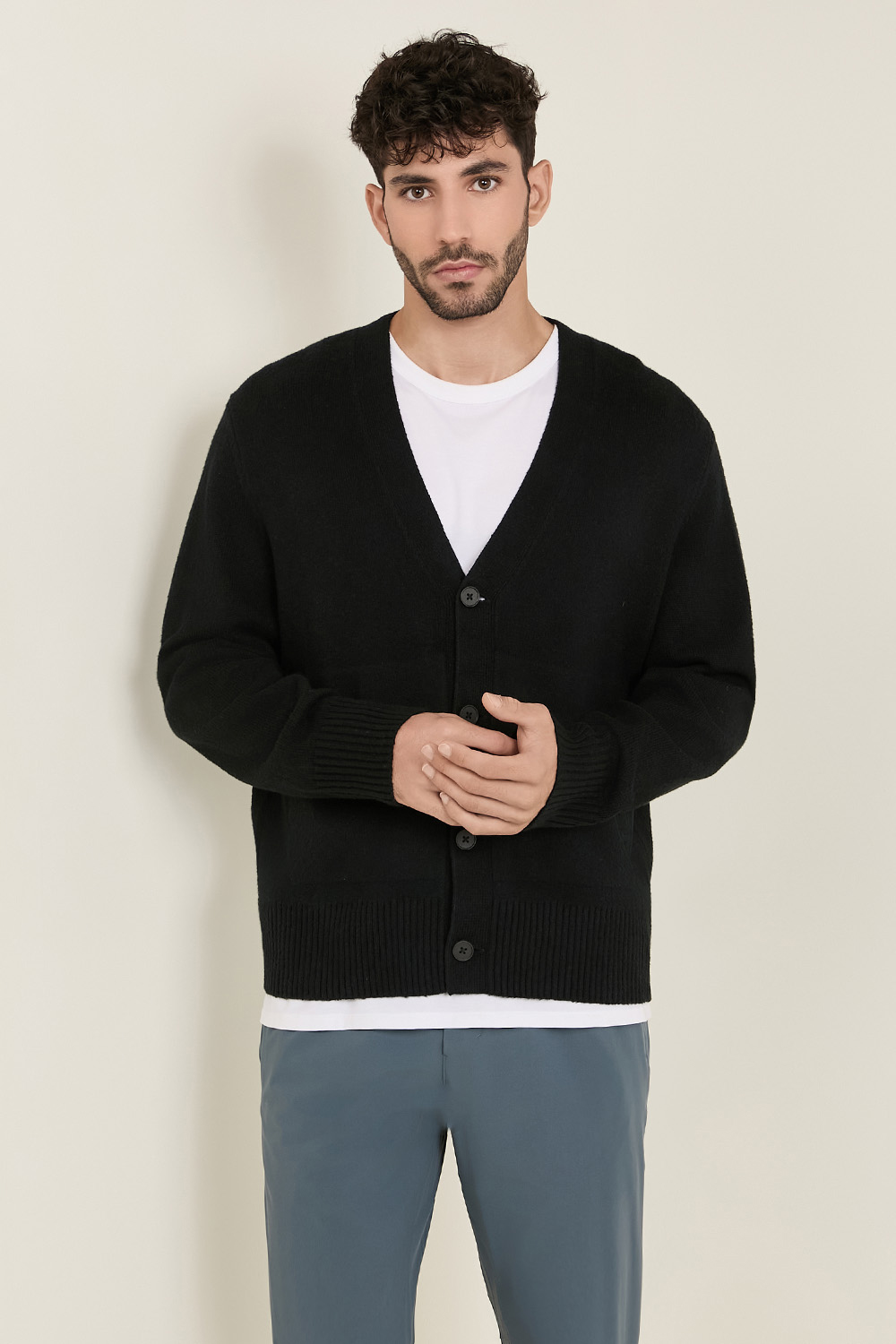 תמונת דוגמן קידמית של Relaxed-Fit Knit Cardigan