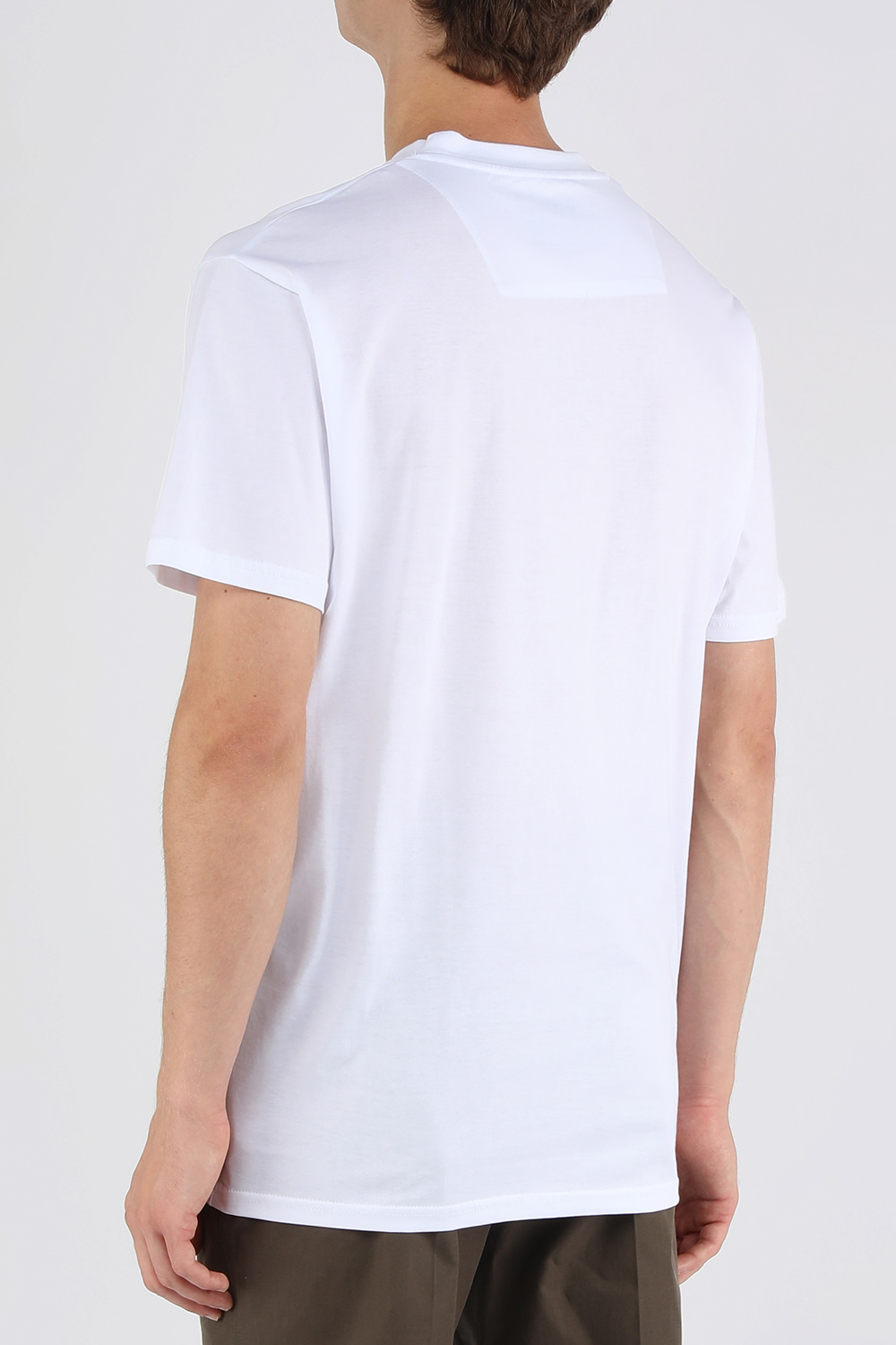 תמונת דוגמן אחורית של חולצת טי עם הדפס עקרב ופאץ' לוגו