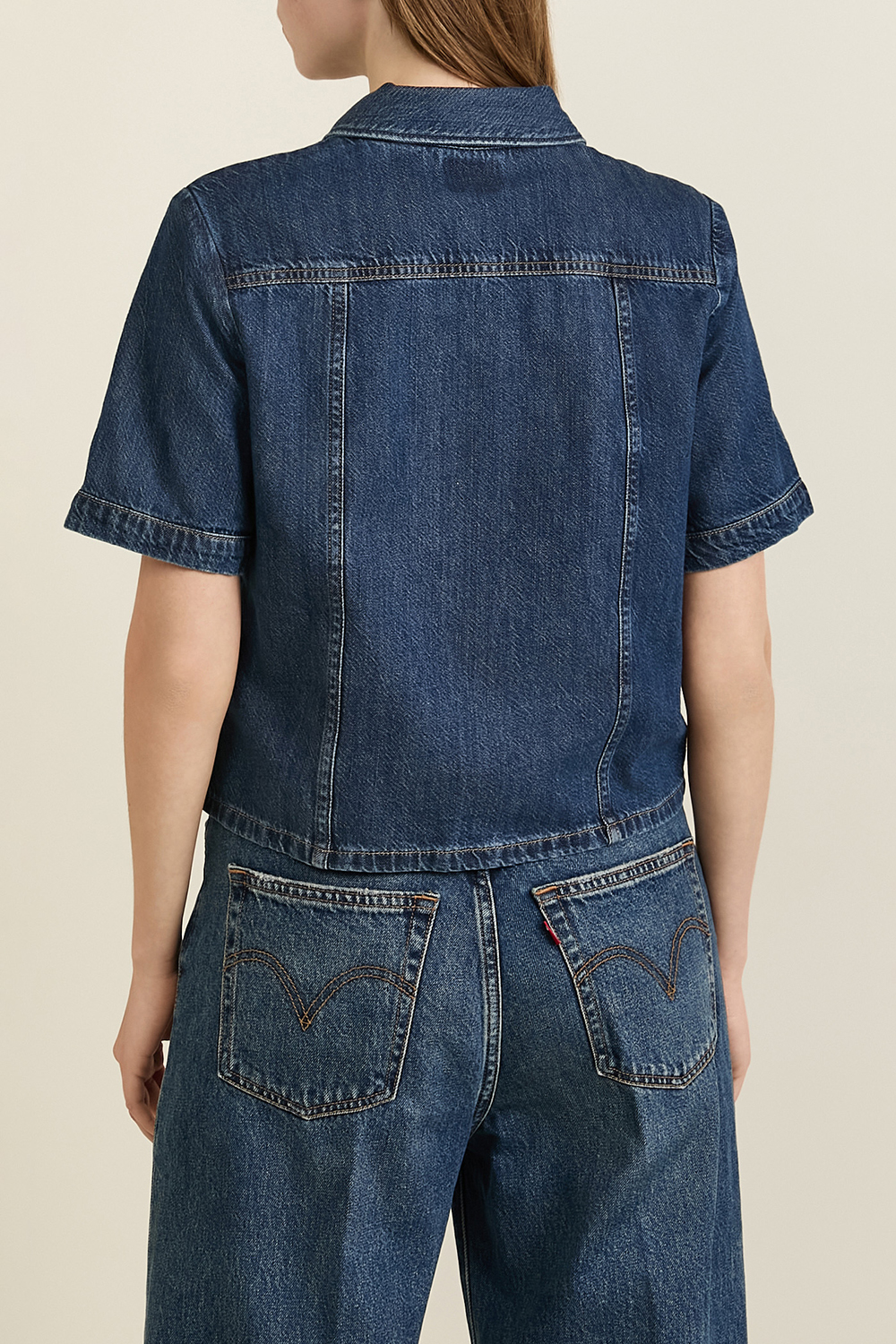 תמונת דוגמן אחורית של חולצת כפתורים ג'ינס