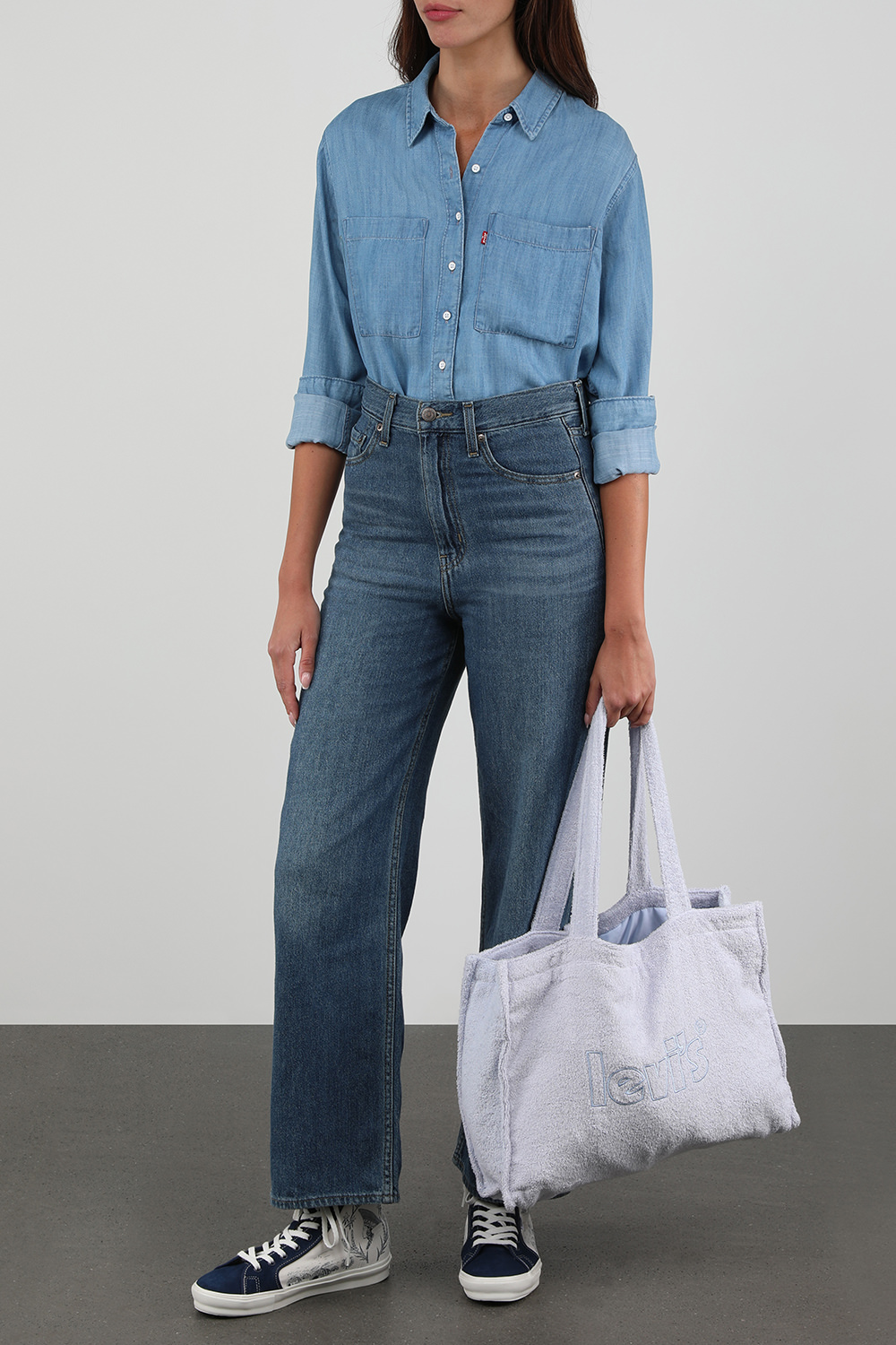 תמונת דוגמן קידמית של ואנס X שרה אנדלמן נעלי סניקרס גבוהות בגווני כחול ולבן