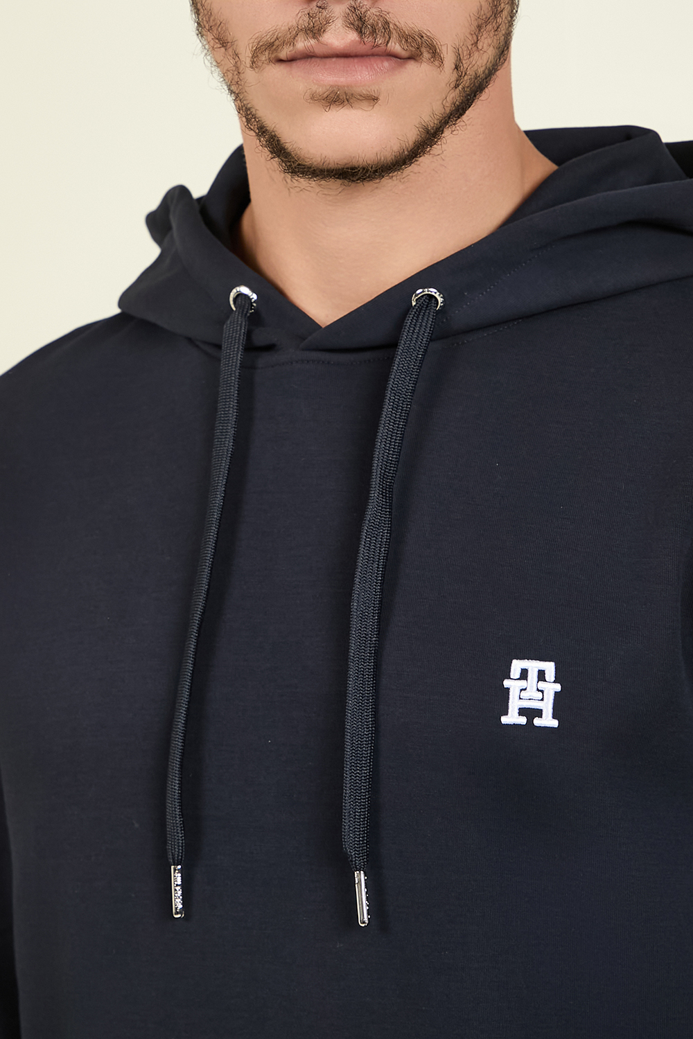 תמונת תקריב דוגמן של סווטשירט קפוצ'ון