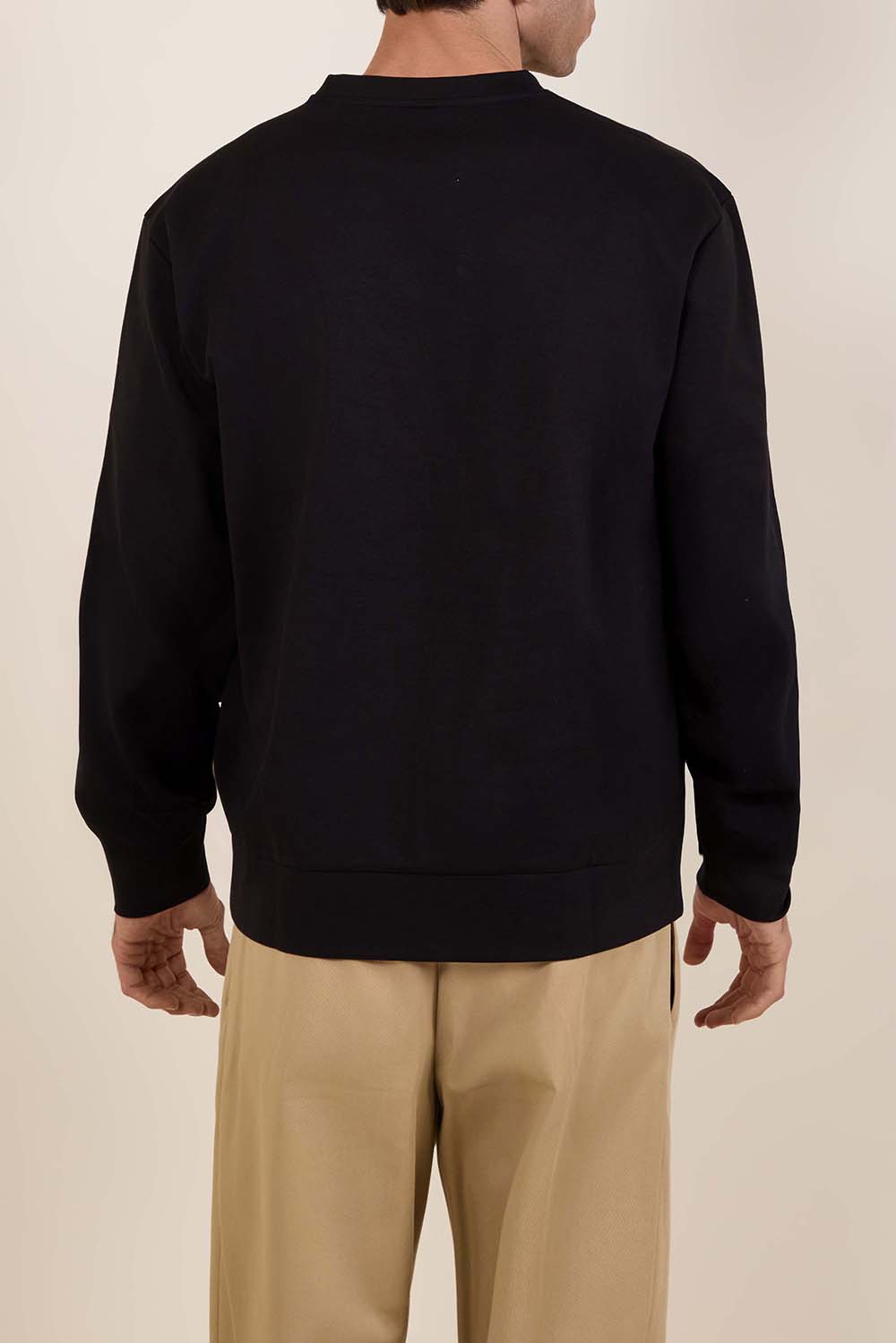 תמונת דוגמן אחורית של סווטשירט