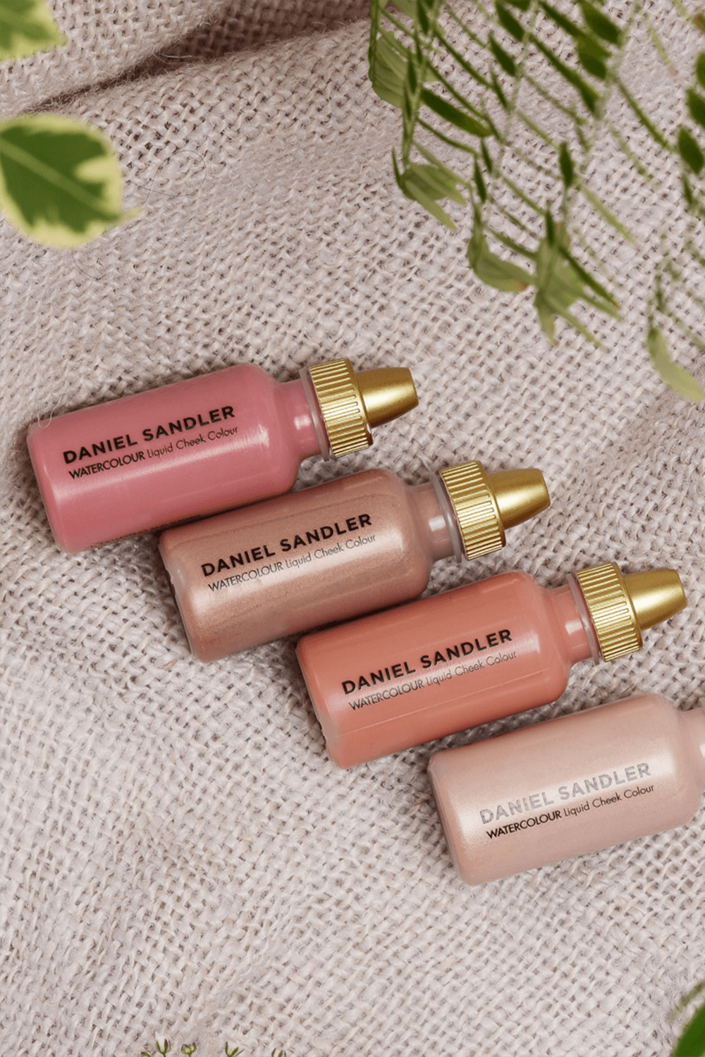 תמונת פנים של Watercolour Liquid Illuminator-Rose Glow