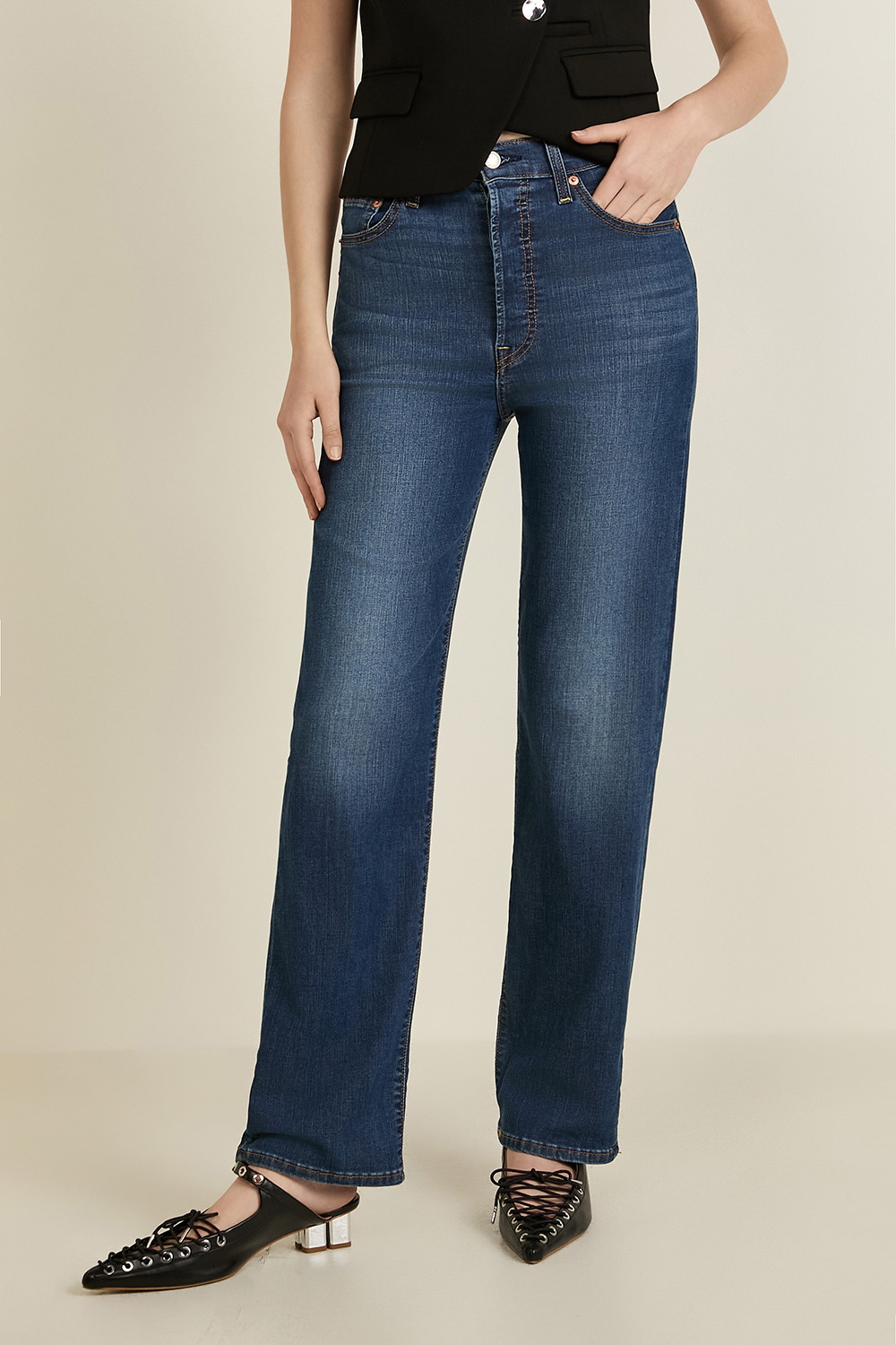 תמונת דוגמן קידמית של מכנסי ג'ינס בגזרה ישרה