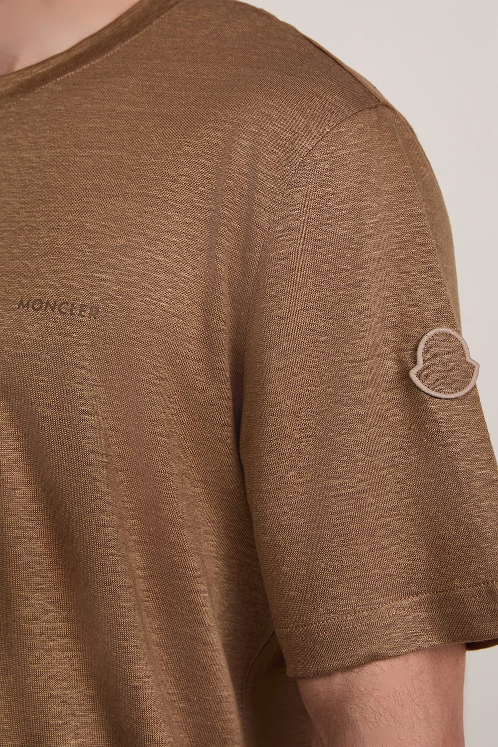 תמונת תקריב דוגמן של חולצת טי