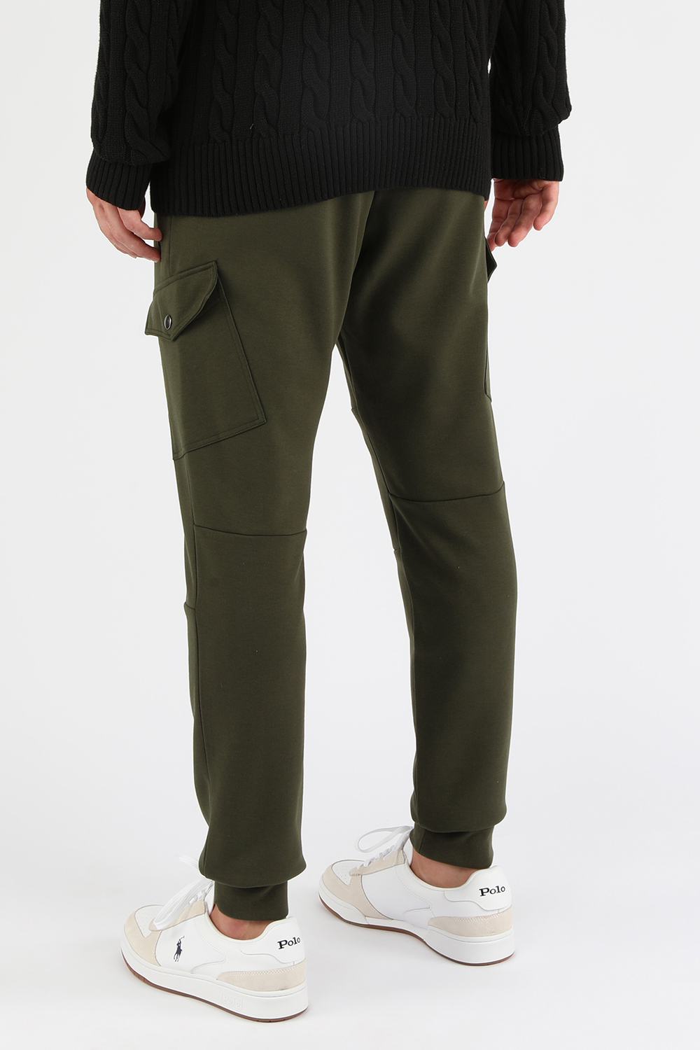 תמונת דוגמן אחורית של מכנסי טרנינג קרגו עם שרוכים