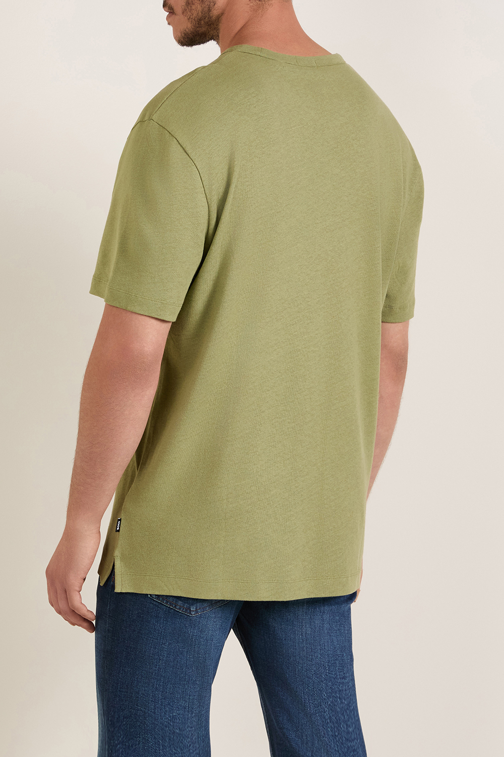 תמונת דוגמן אחורית של חולצת טי