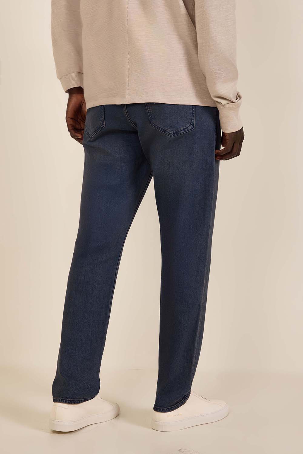 תמונת דוגמן אחורית של מכנסי ג'ינס בגזרה ישרה