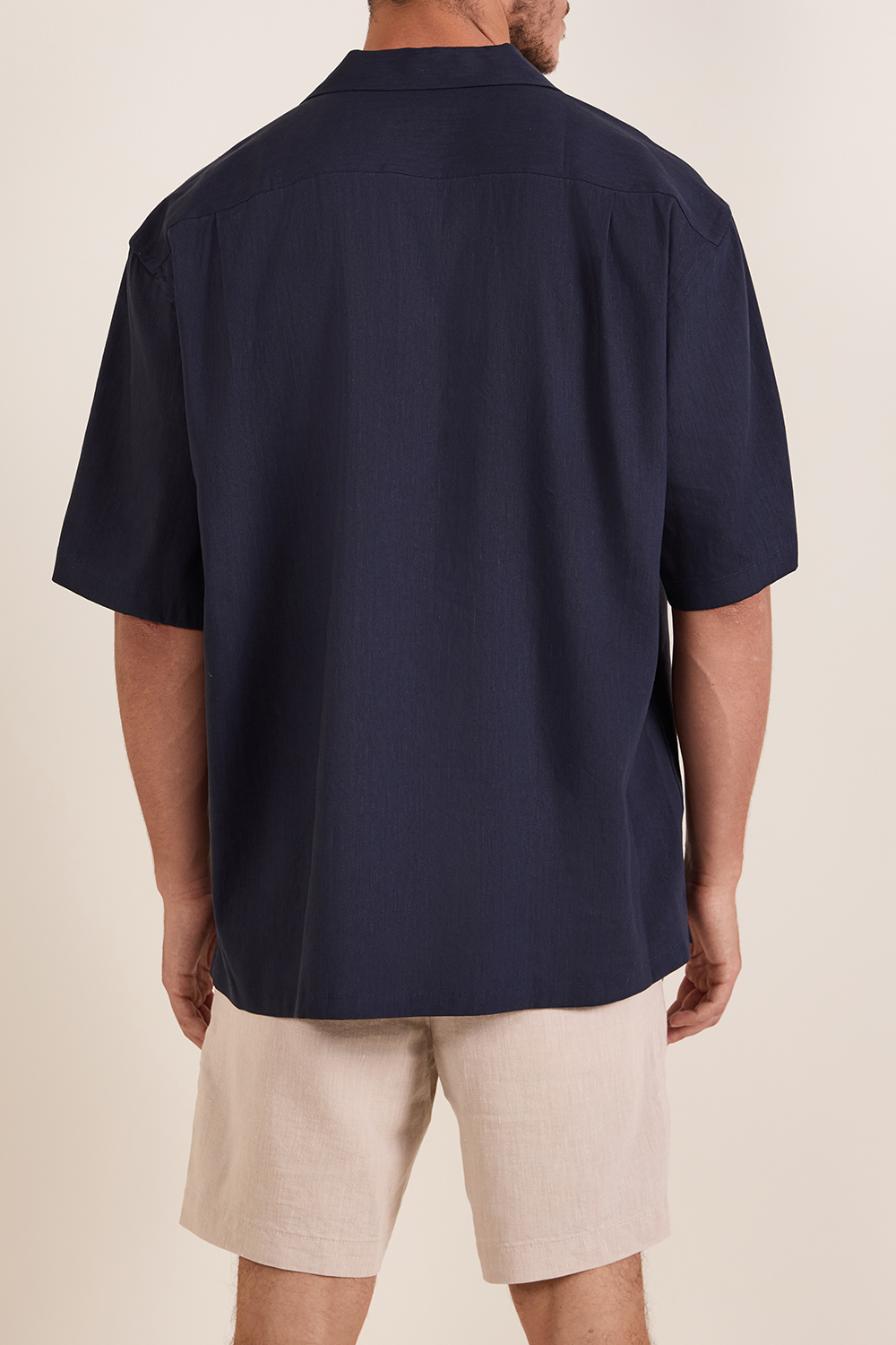 תמונת דוגמן אחורית של חולצת כפתורים