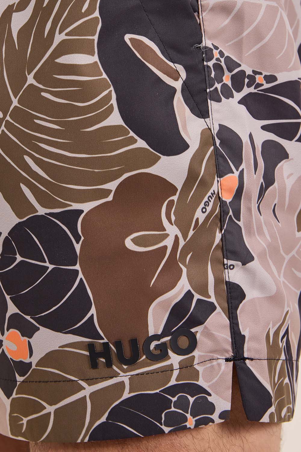 תמונת תקריב דוגמן של מכנסי שחייה