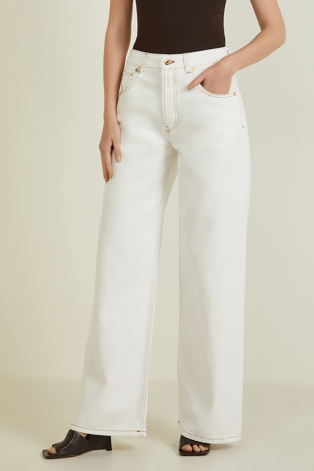 תמונת דוגמן קידמית של מכנסי ג'ינס אוברסייז בגזרה רחבה