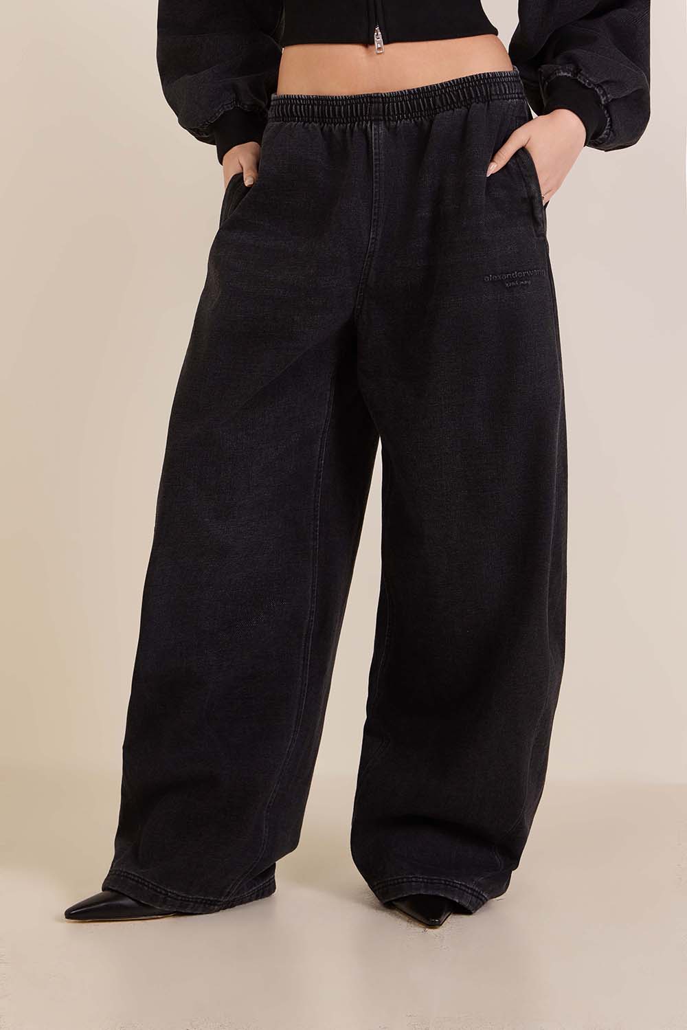 תמונת דוגמן קידמית של מכנסי ג'ינס בגזרה רחבה