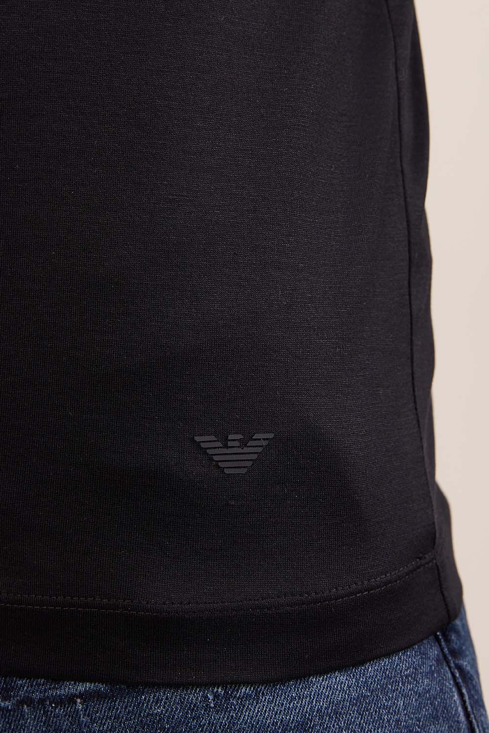 תמונת תקריב דוגמן של חולצת טי