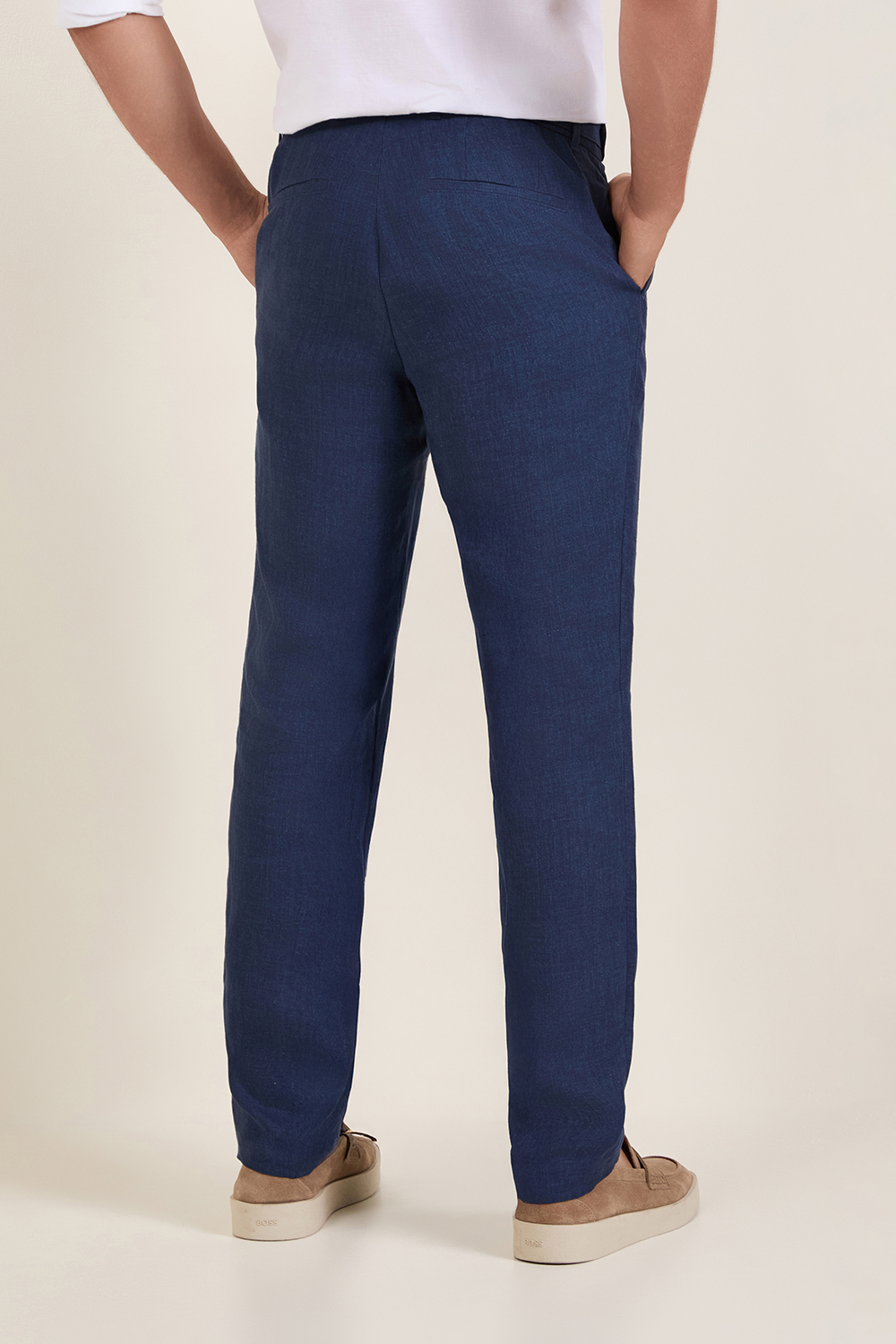 תמונת דוגמן אחורית של מכנסיים ארוכים מפשתן