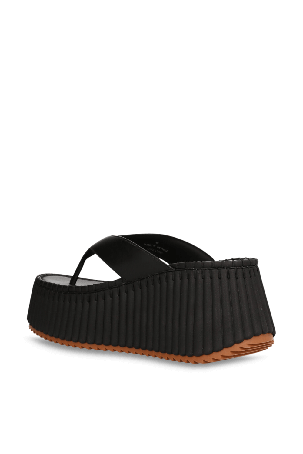 תמונה אחורית של כפכפי אצבע פלטפורמה